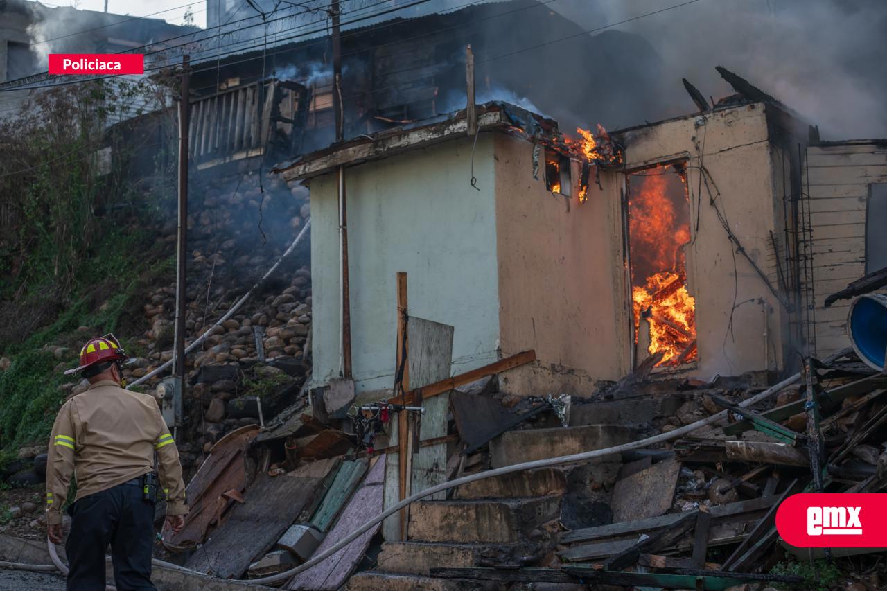 EMX-Incendio-consume-dos-viviendas-en-la-colonia-Miramar;-un-hombre-resulta-lesionado