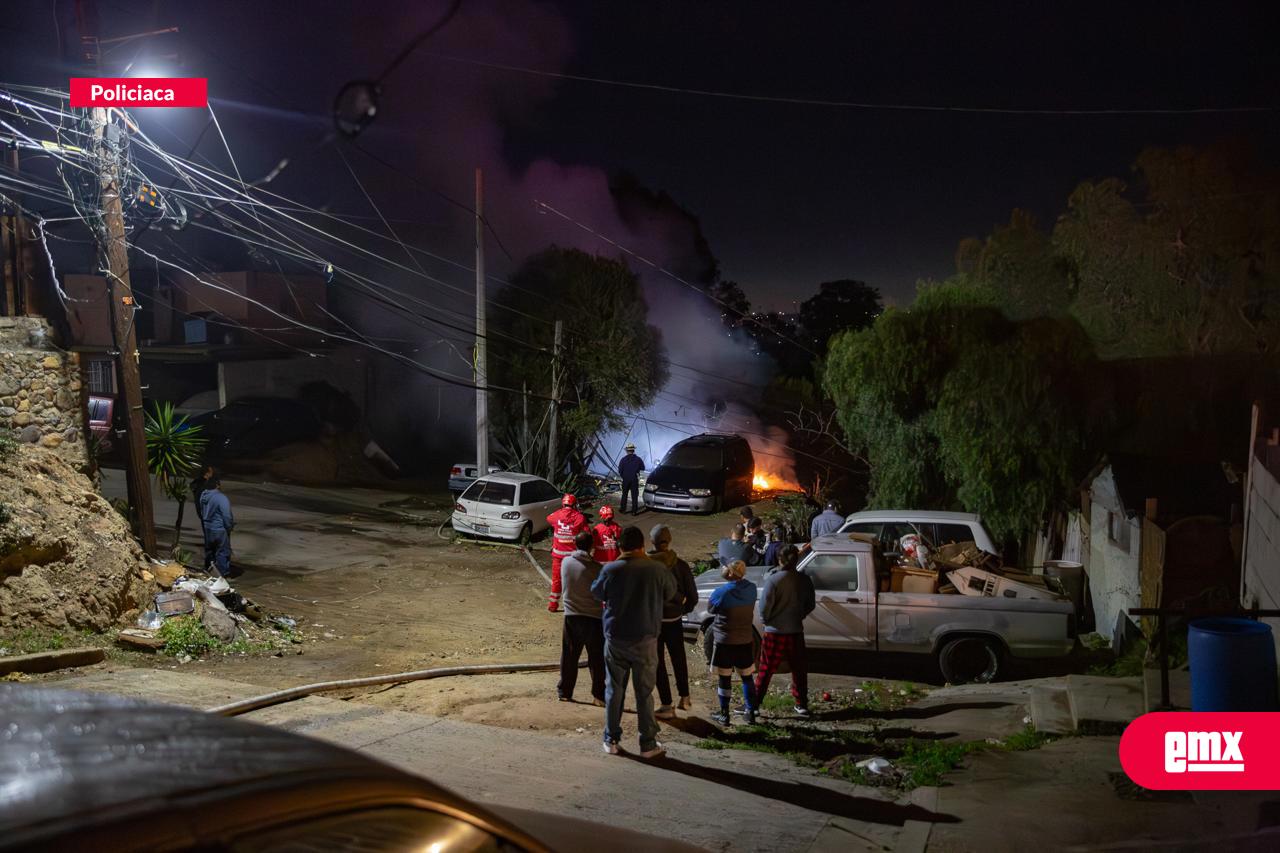 EMX-Fuerte-incendio-en-la-colonia-Grantenochtitlan-afecta-una-vivienda-y-varios-vehículos