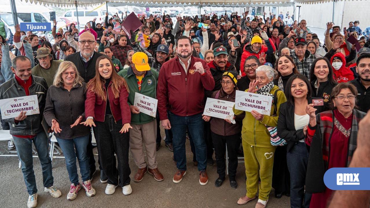 EMX-Entrega-Ismael-Burgueño-500-paquetes-de-techumbre-para-familias-tijuanenses