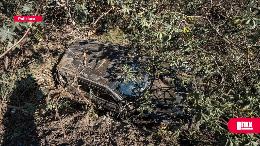 EMX-Vuelca-camioneta-en-el-bulevar-Rosas-Magallón-y-termina-entre-matorrales