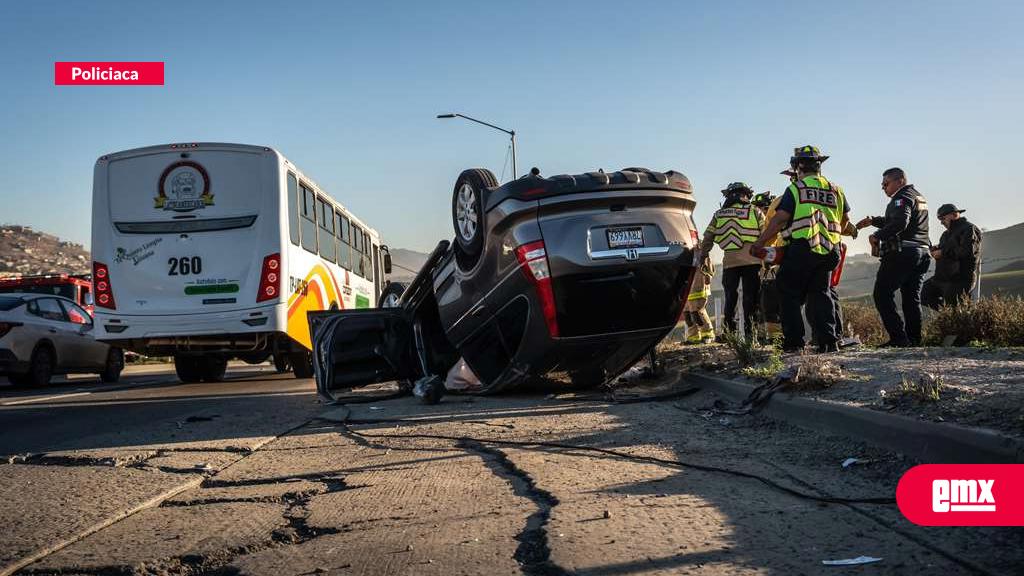 EMX-Conductor-resulta-ileso-tras-volcadura-en-la-Vía-Rápida-Poniente