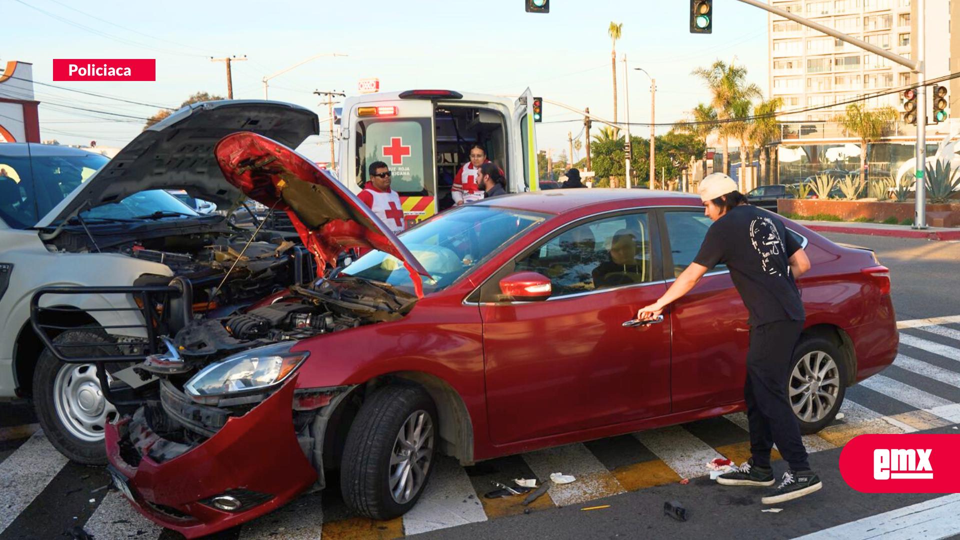 EMX-Unidad-de-la-Marina-choca-contra-vehículo-en-Playas-de-Tijuana;-dos-personas-resultan-lesionadas