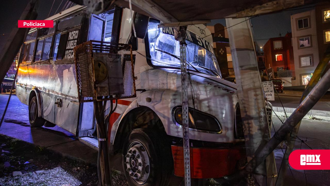 EMX-Camión choca contra poste en Lomas de San Martín