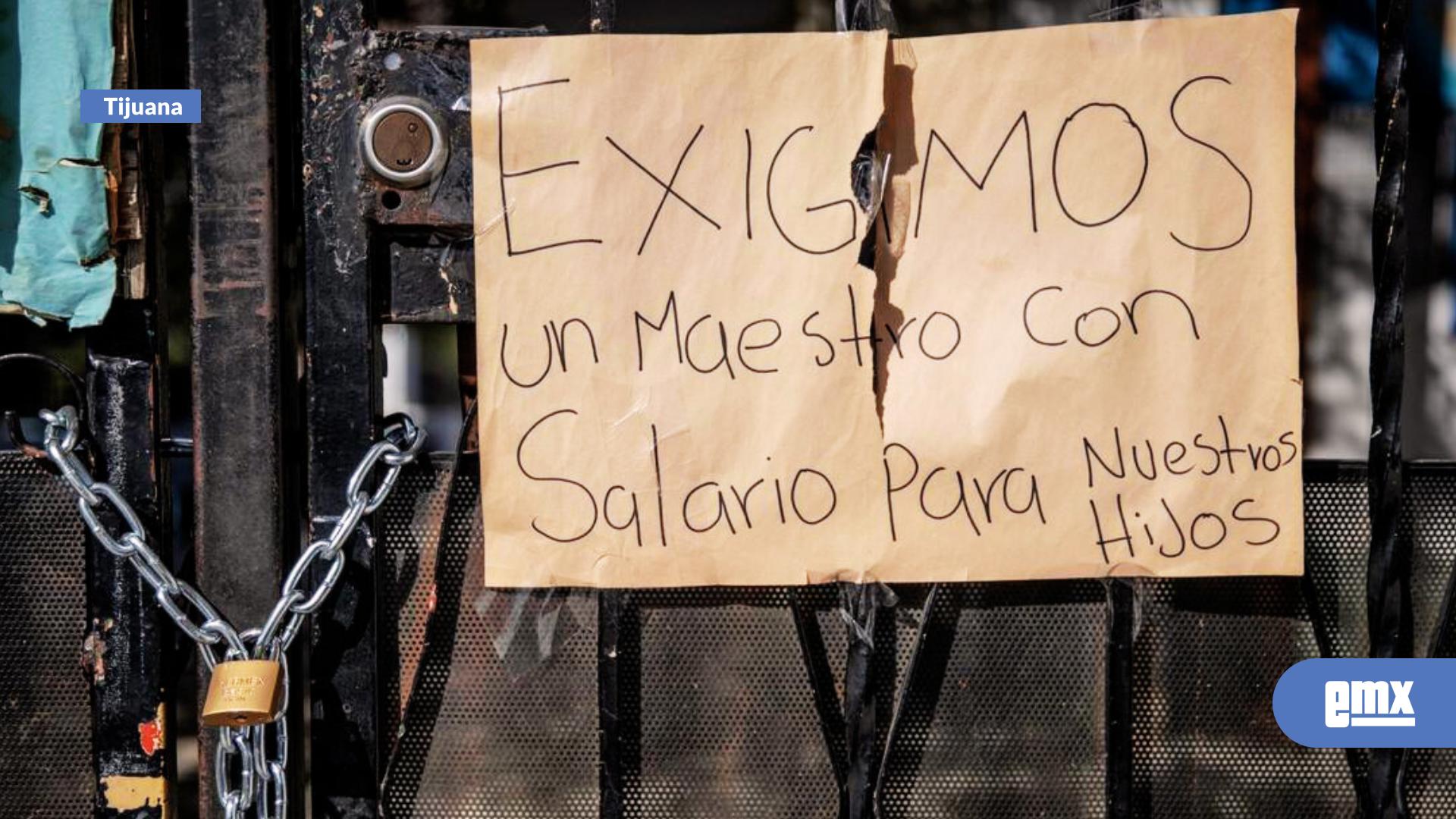 EMX-Maestro-tiene-16-meses-sin-recibir-un-peso;-Padres-de-familia-toman-primaria-en-apoyo