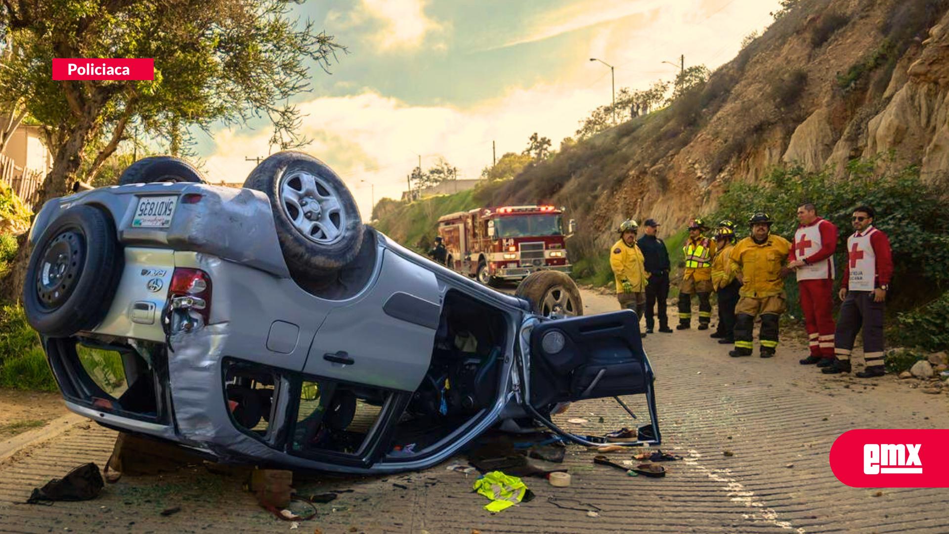 EMX-Conductor-cae-20-metros-de-altura-a-bordo-de-su-vehículo-y-resulta-ileso-en-Tijuana