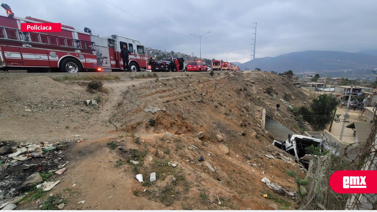 EMX-Taxi-de-ruta-cae-al-fondo-de-un-barranco-junto-con-sus-tripulantes