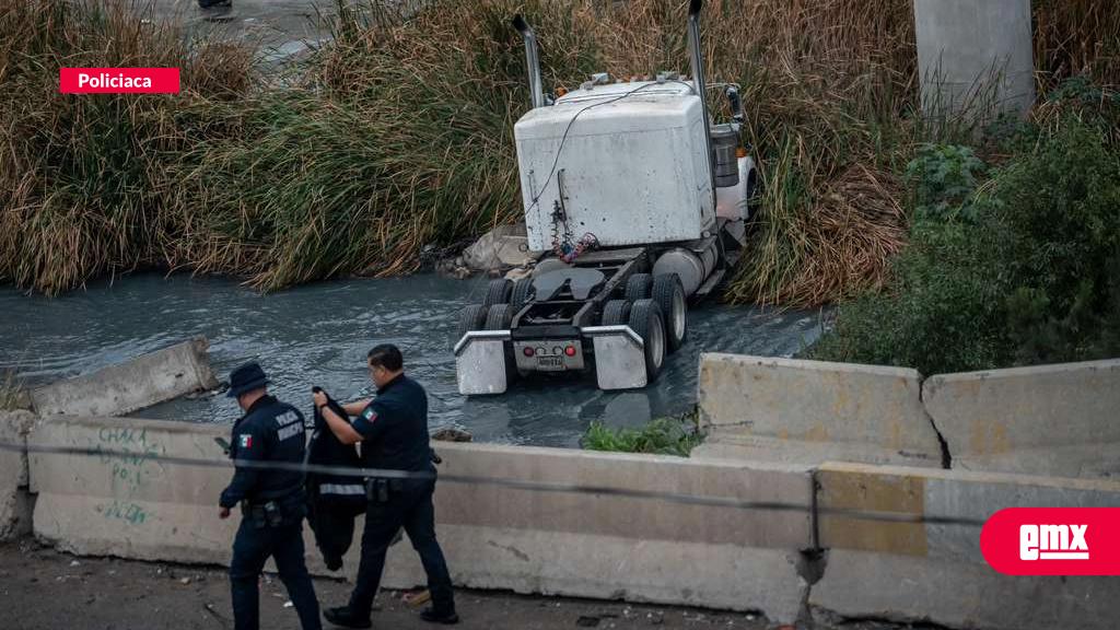 EMX-Tráiler-termina-dentro-de-la-canalización-en-la-Vía-Rápida-Poniente