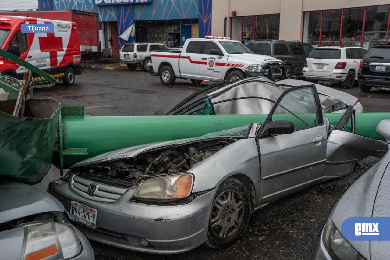 EMX-Cae letrero en plaza comercial del Soler sobre varios vehículos 