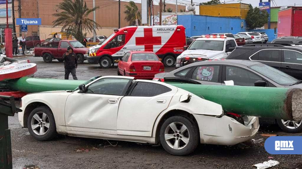 EMX-#ÚltimaHora-|-Cae-letrero-espectacular-sobre-vehículos-en-plaza-comercial-del-Soler