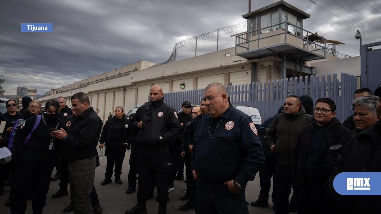 EMX-Elementos-de-la-Policía-Estatal-Penitenciaria-se-manifiestan-en-La-Mesa-para-exigir-mejoras-laborales