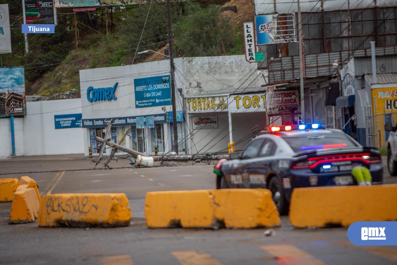 EMX-Fuertes-vientos-provocan-caída-de-poste-y-pared-en-edificio-de-la-Zona-Centro