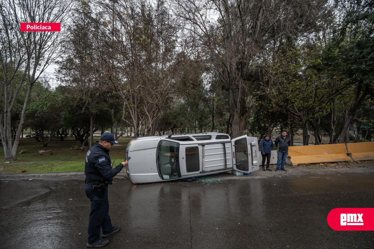 EMX-Pareja-sufre-volcadura-y-resulta-ilesa