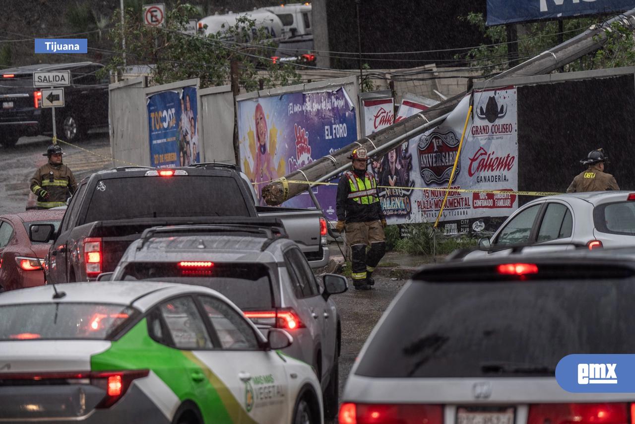 EMX-Clima-adverso-derriba-poste-y-provoca-afectaciones-viales-en-Tijuana