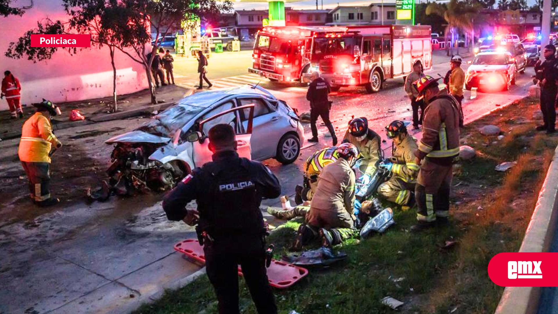 EMX-Una-persona-grave-y-dos-menores-con-fracturas,-es-el-saldo-de-una-volcadura-sobre-la-Av.-Internacional