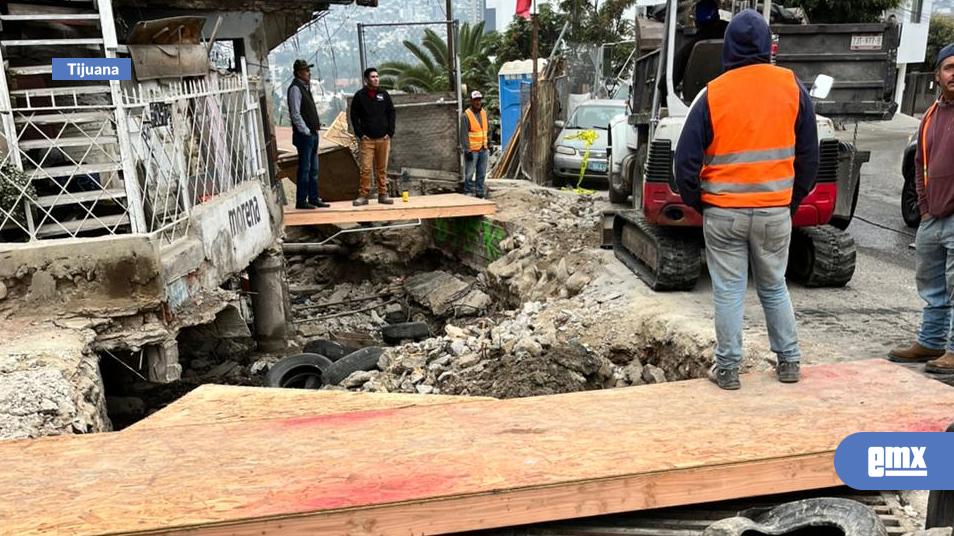 EMX-Temen-formación-de-socavón-por-fuga-de-agua-en-Mineral-de-Santa-Fe