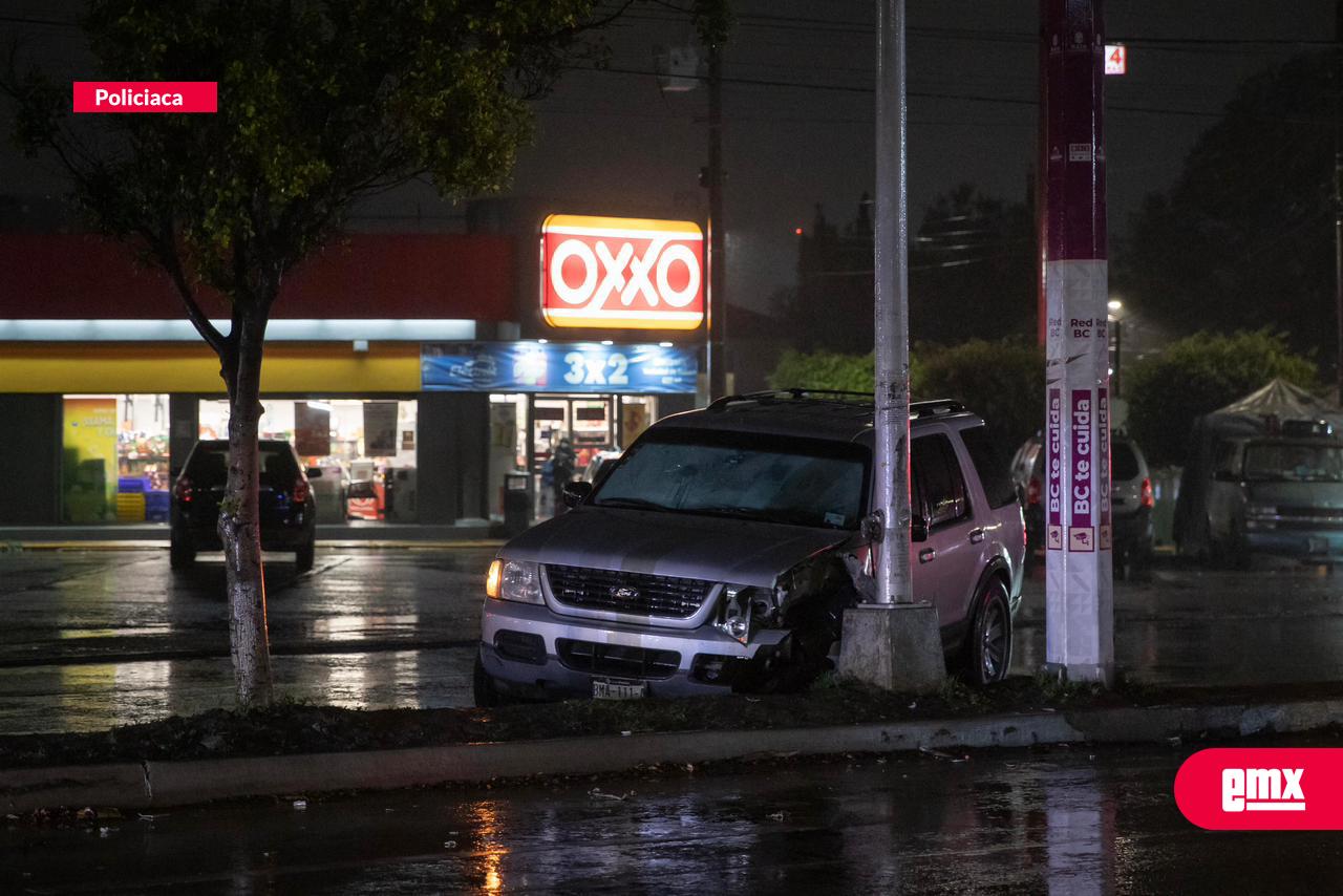 EMX-Joven pierde el control de su vehículo y termina impactado en un poste 