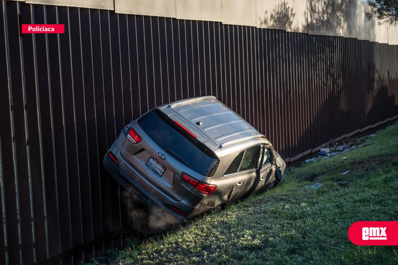 EMX-Conductor-vuelca-en-carretera-Aeropuerto-y-resulta-ileso