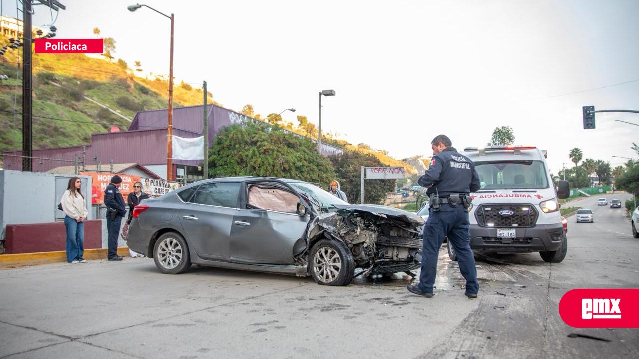 EMX-Aparatoso-choque-en-el-Libramiento-Rosas-Magallón-deja-una-mujer-lesionada