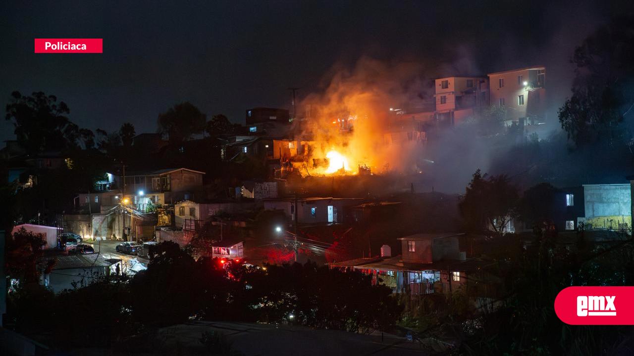 EMX-Se-incendia-casa-en-la-colonia-Flores-Magón-a-minutos-de-iniciar-el-Año-Nuevo