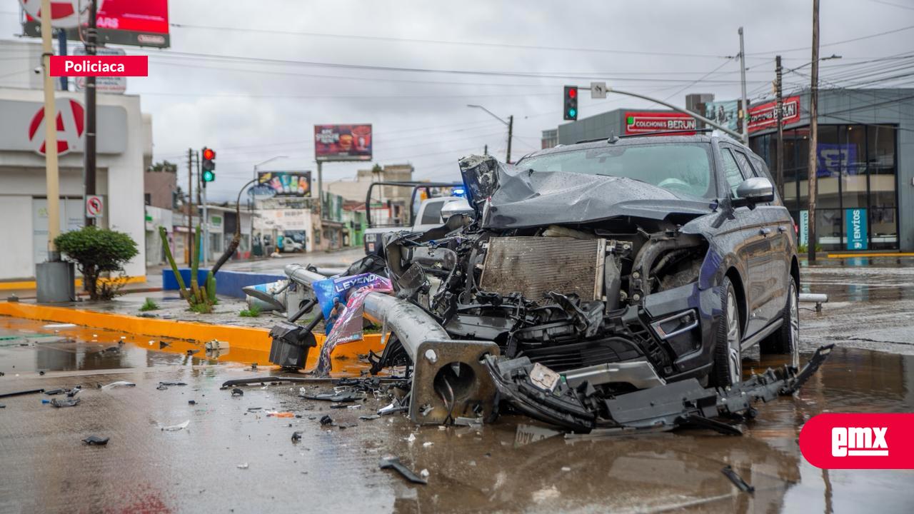 EMX-Camioneta-Expedition-es-abandonada-tras-chocar-en-Plaza-Milenio