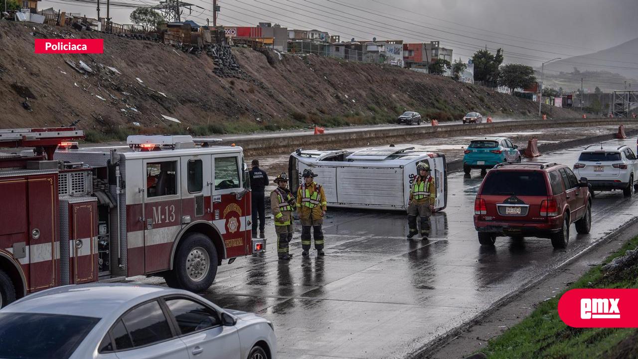EMX-Vuelca-taxi-de-ruta-en-el-bulevar-2000;-una-mujer-resulta-lesionada