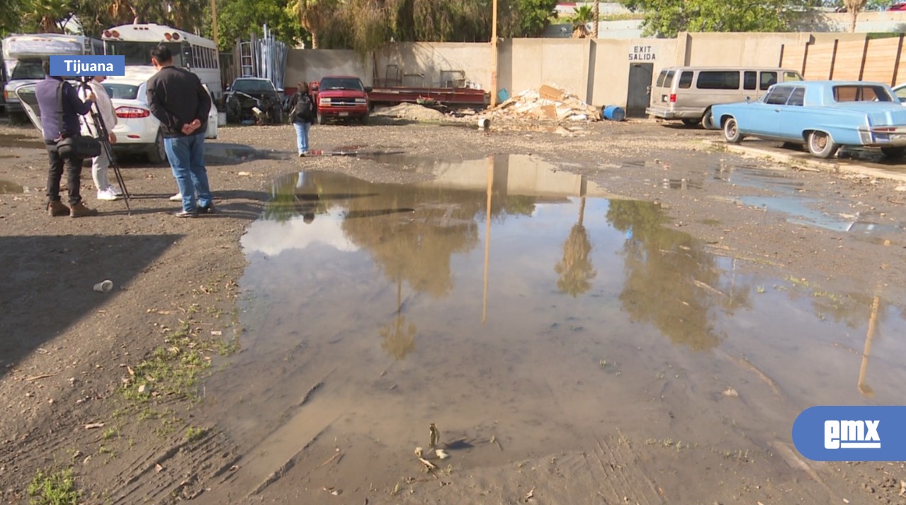 EMX-Inundación-afecta-estacionamiento-particular-en-Zona-Río