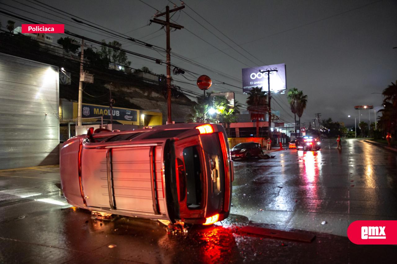 EMX-Dos-jóvenes-detenidos-tras-choque-y-volcadura-en-el-bulevar-Insurgentes