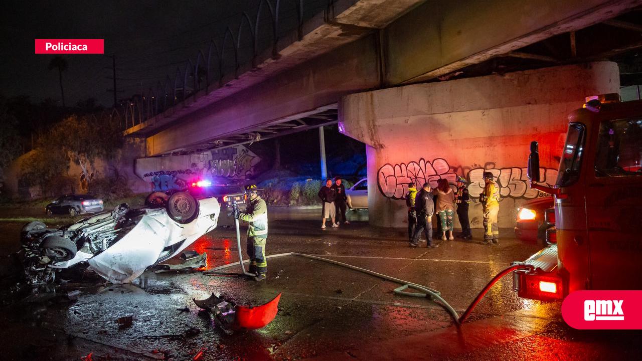 EMX-Dos-jóvenes-resultan-lesionados-tras-volcadura-en-la-Vía-Rápida-Oriente;-entre-ellos-un-menor