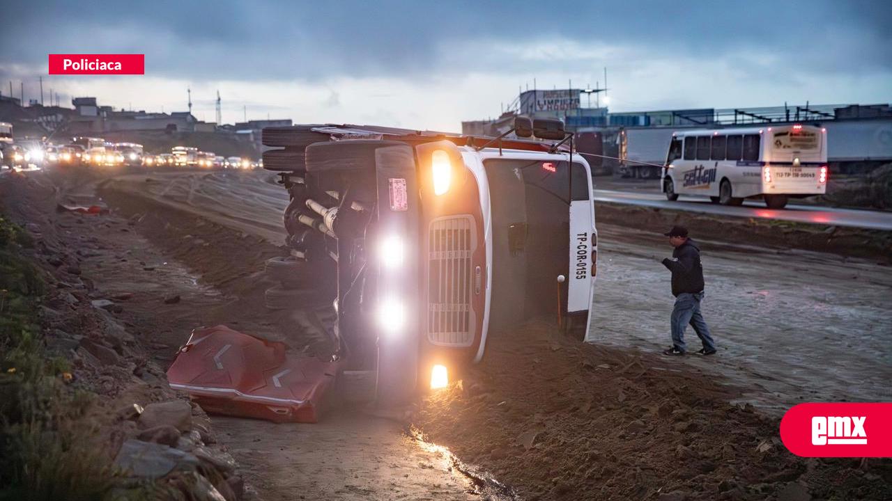 EMX-Volcadura-de-camión-de-personal-en-el-Bulevar-2000