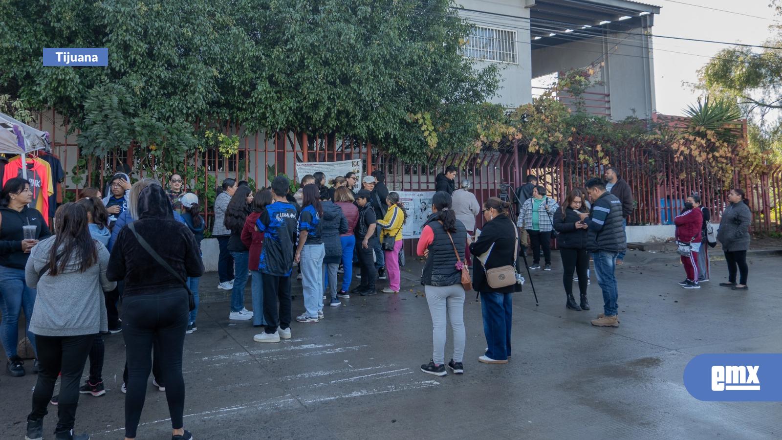 EMX-Jóvenes de la colonia Altiplano se manifiestan para defender su centro comunitario