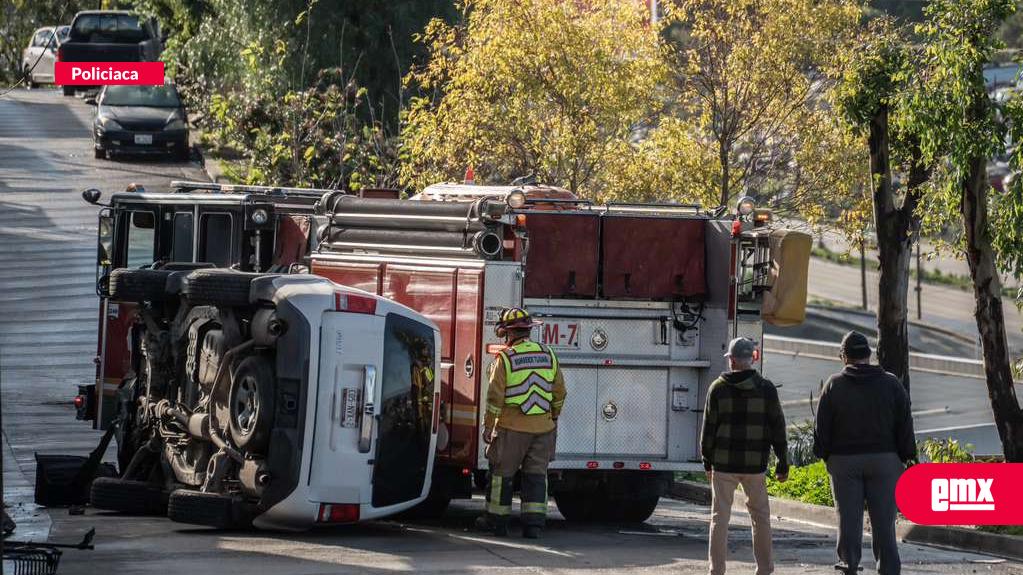 EMX-Vehículo vuelca en la colonia Obrera; no se reportan personas lesionadas