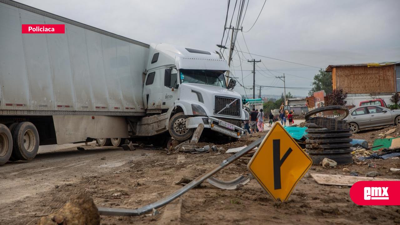 EMX-Tráiler-sale-del-camino-en-la-Vía-Rápida-Alamar-y-derriba-poste-y-señalamientos
