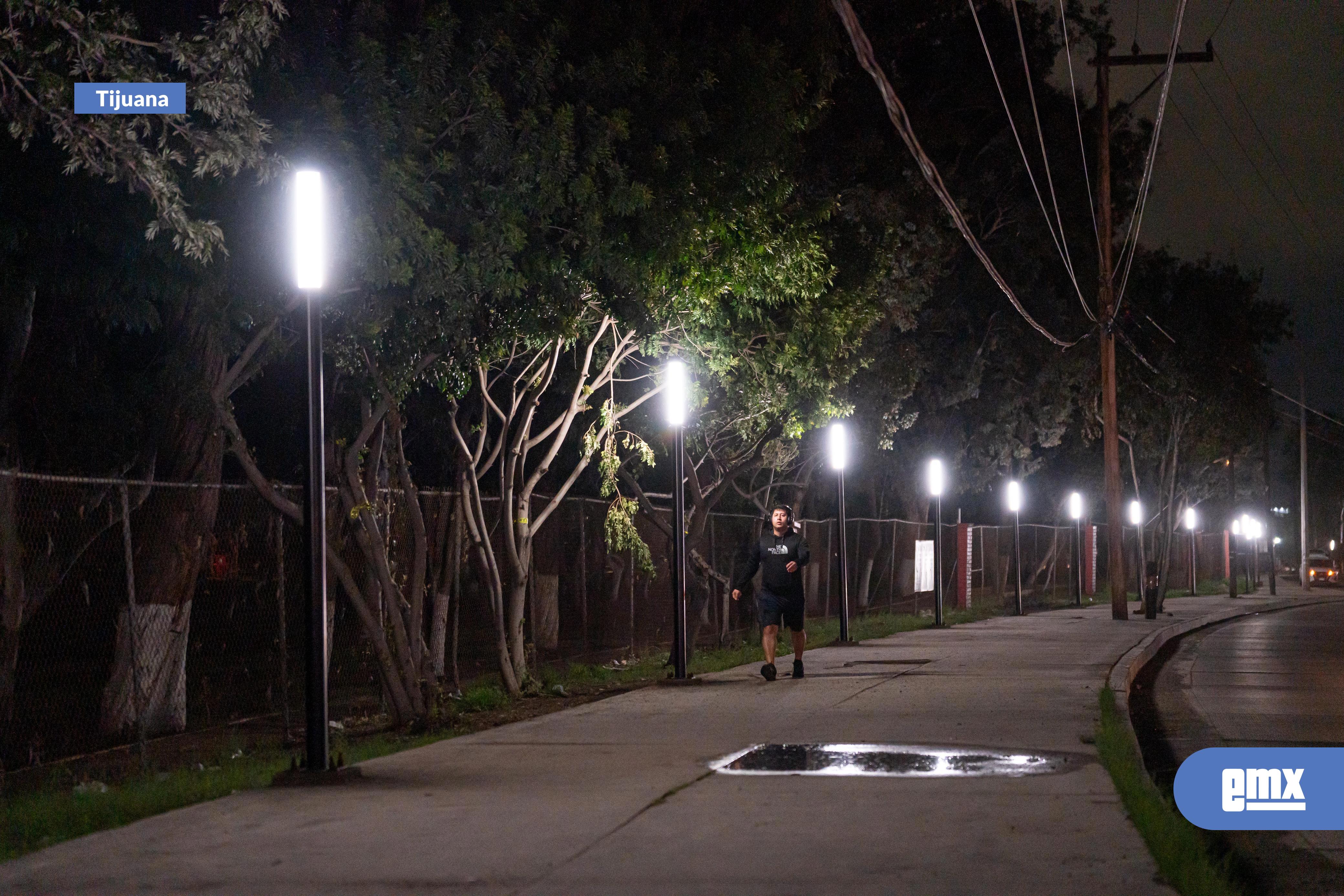 EMX-Beneficia-Gobierno-Municipal-a-5-mil-personas-con-instalación-de-Sendero-Seguro-en-el-Parque-de-la-Amistad