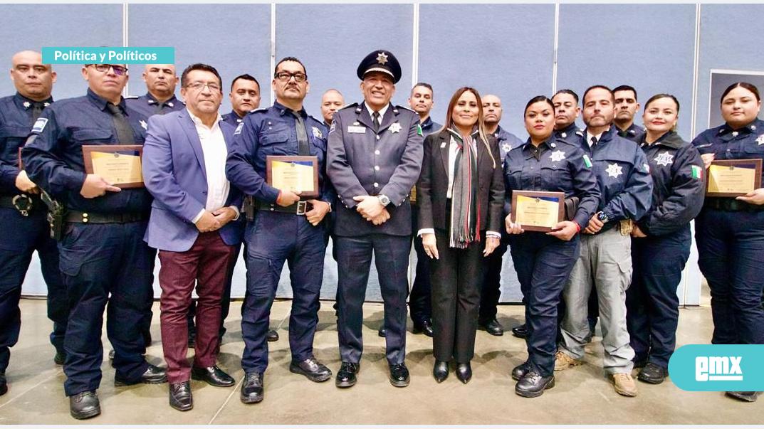 EMX-Policías…Reciben-reconocimiento-por-su-labor-a-favor-de-la-seguridad