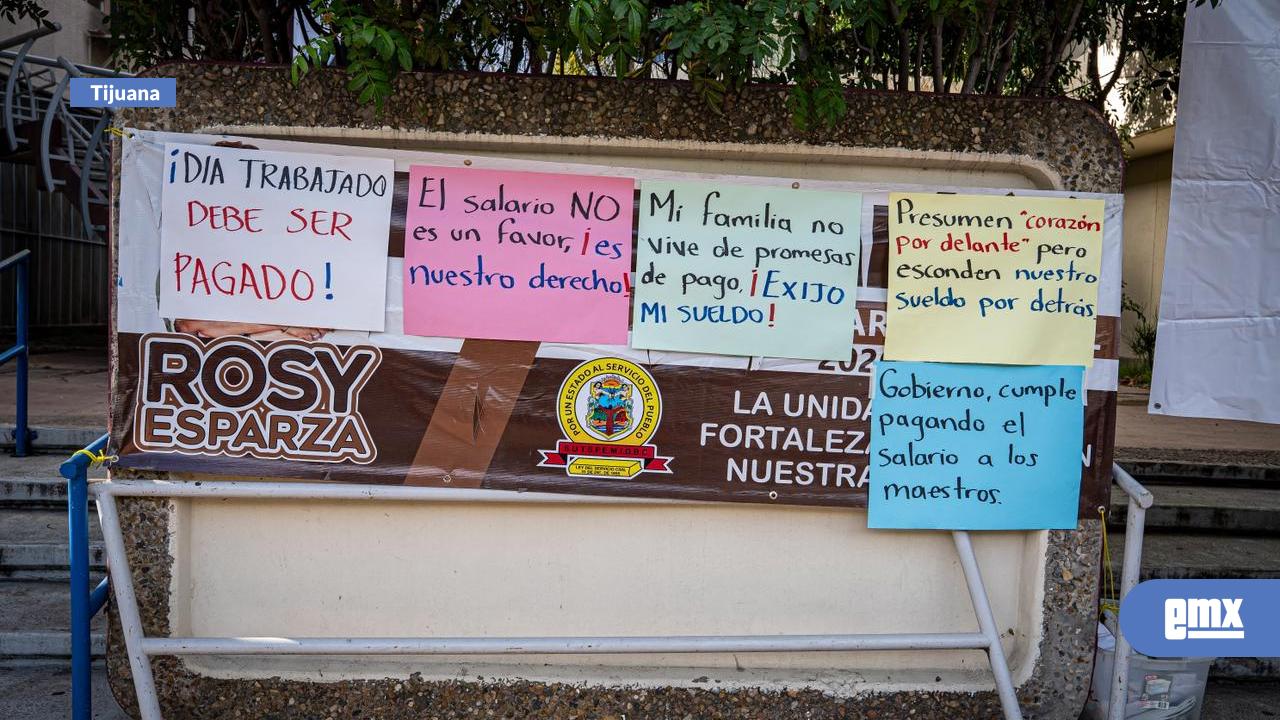 EMX-Maestros-de-la-CNTE-se-manifiestan-en-Tijuana-para-exigir-pago-a-interinos