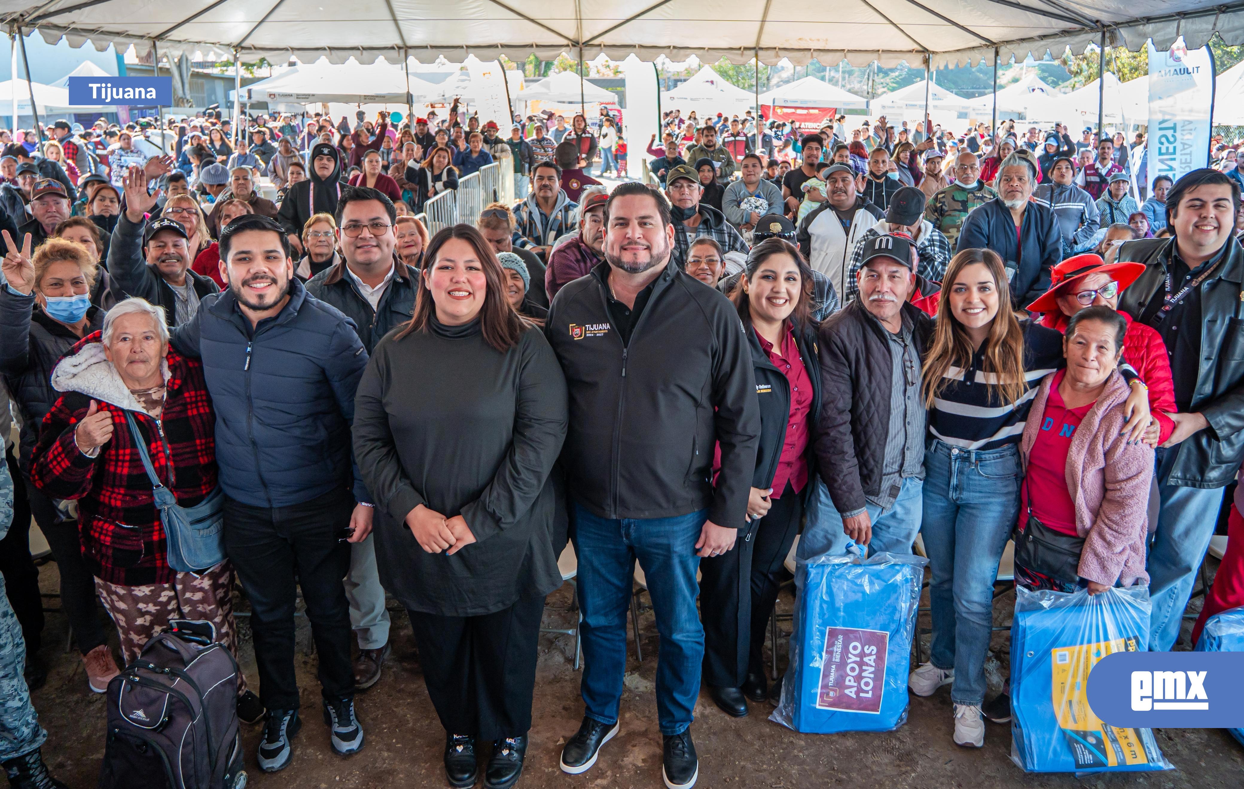 EMX-Atiende-Ismael-Burgueño-a-vecinos-de-la-colonia-La-Miramar-durante-la-Jornada-del-Pueblo