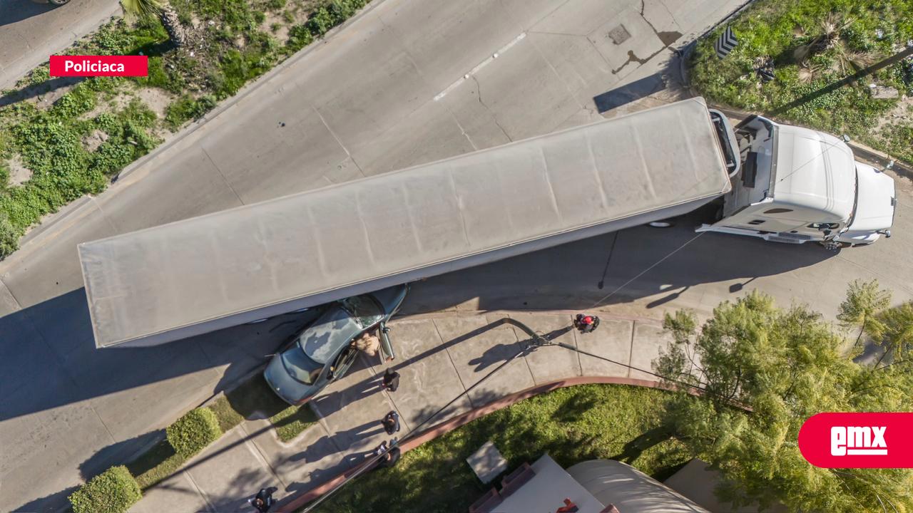 EMX-Pareja-resulta-ilesa-tras-choque-con-tráiler-en-la-Vía-Rápida-Poniente