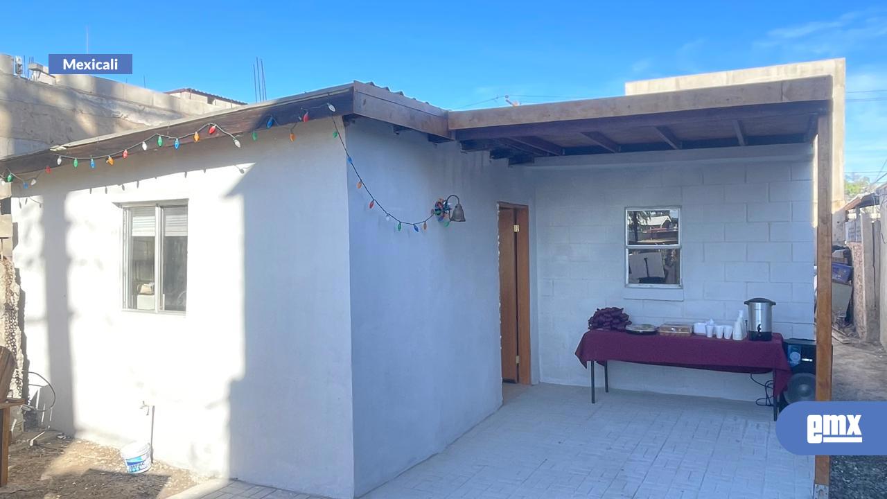 EMX-Entrega-diputado-vivienda-en-el-Cóndor