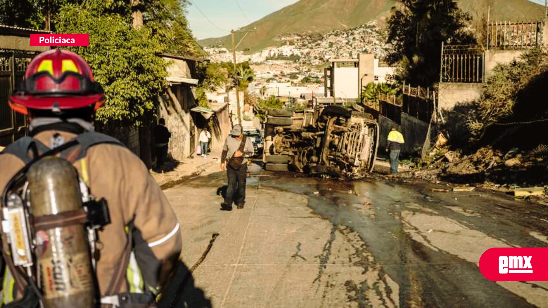 EMX-Camión-recolector-de-basura-termina-incendiado-tras-volcarse-en-Jardines-de-La-Mesa