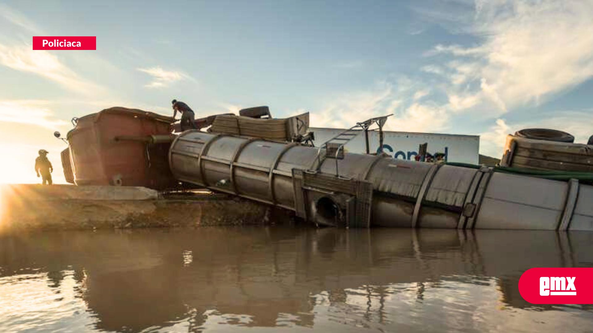 EMX-Vuelca-pipa-de-agua-en-el-Bulevar-2000;-accidente-genera-fuerte-congestionamiento-vial