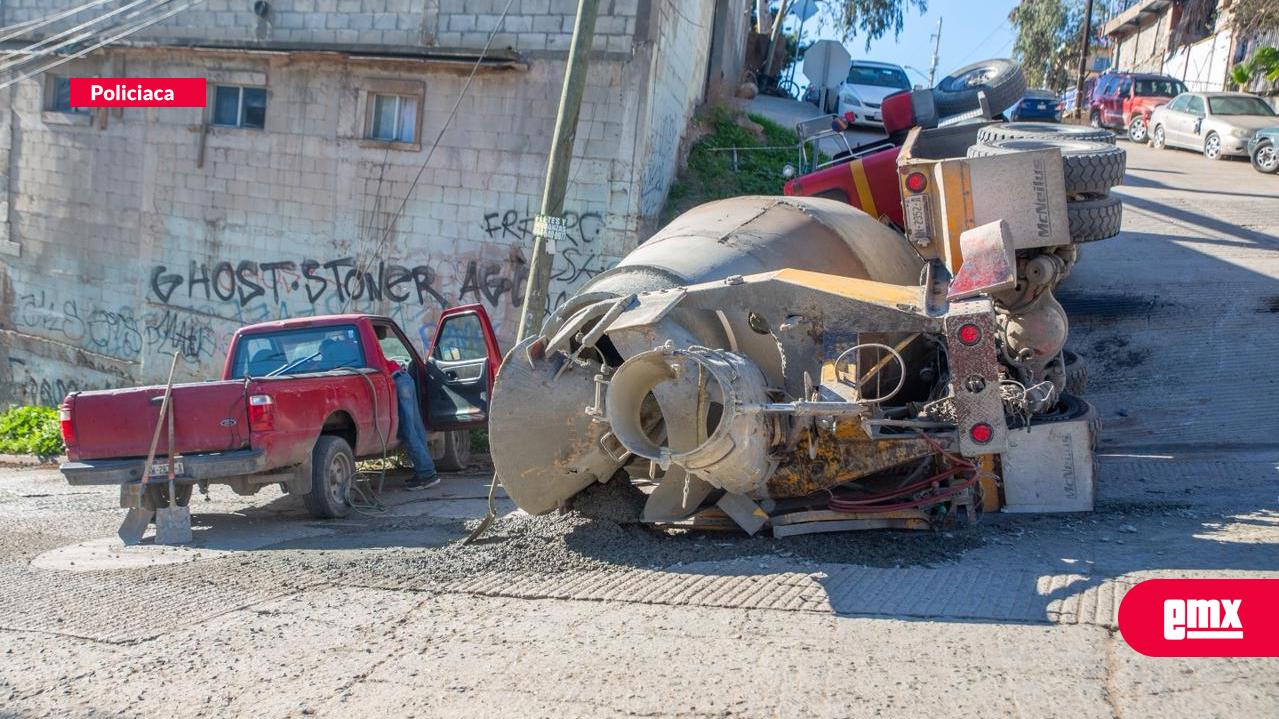 EMX-Máquina-revolvedora-de-cemento-termina-volcada-en-la-colonia-Rinconada