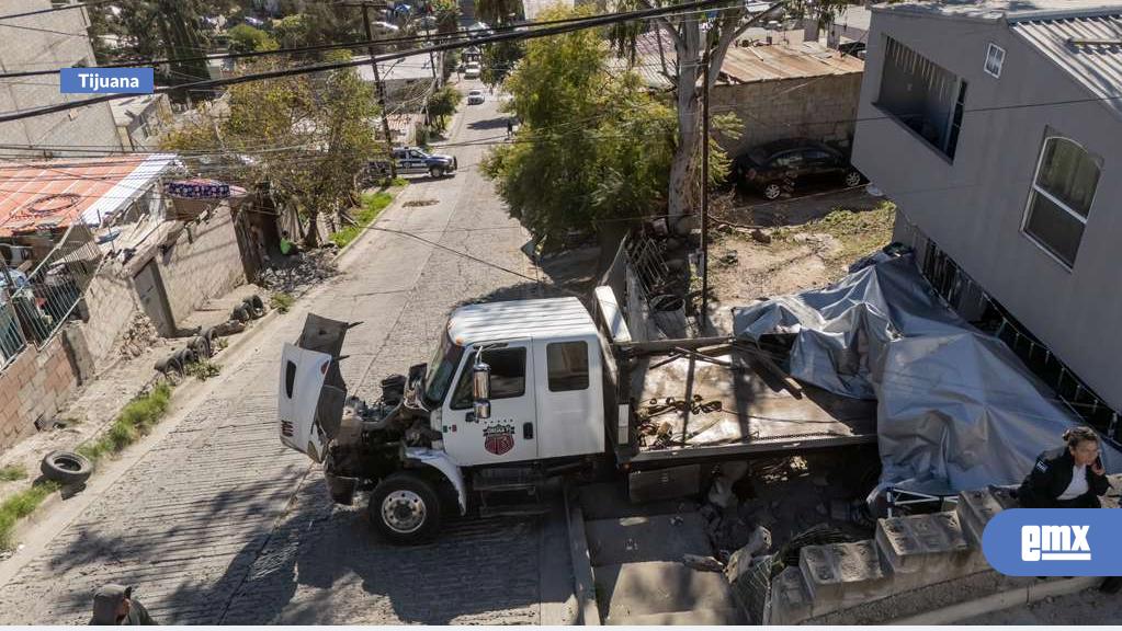 EMX-Grúa-termina-impactada-contra-vivienda-en-Lomas-Taurinas