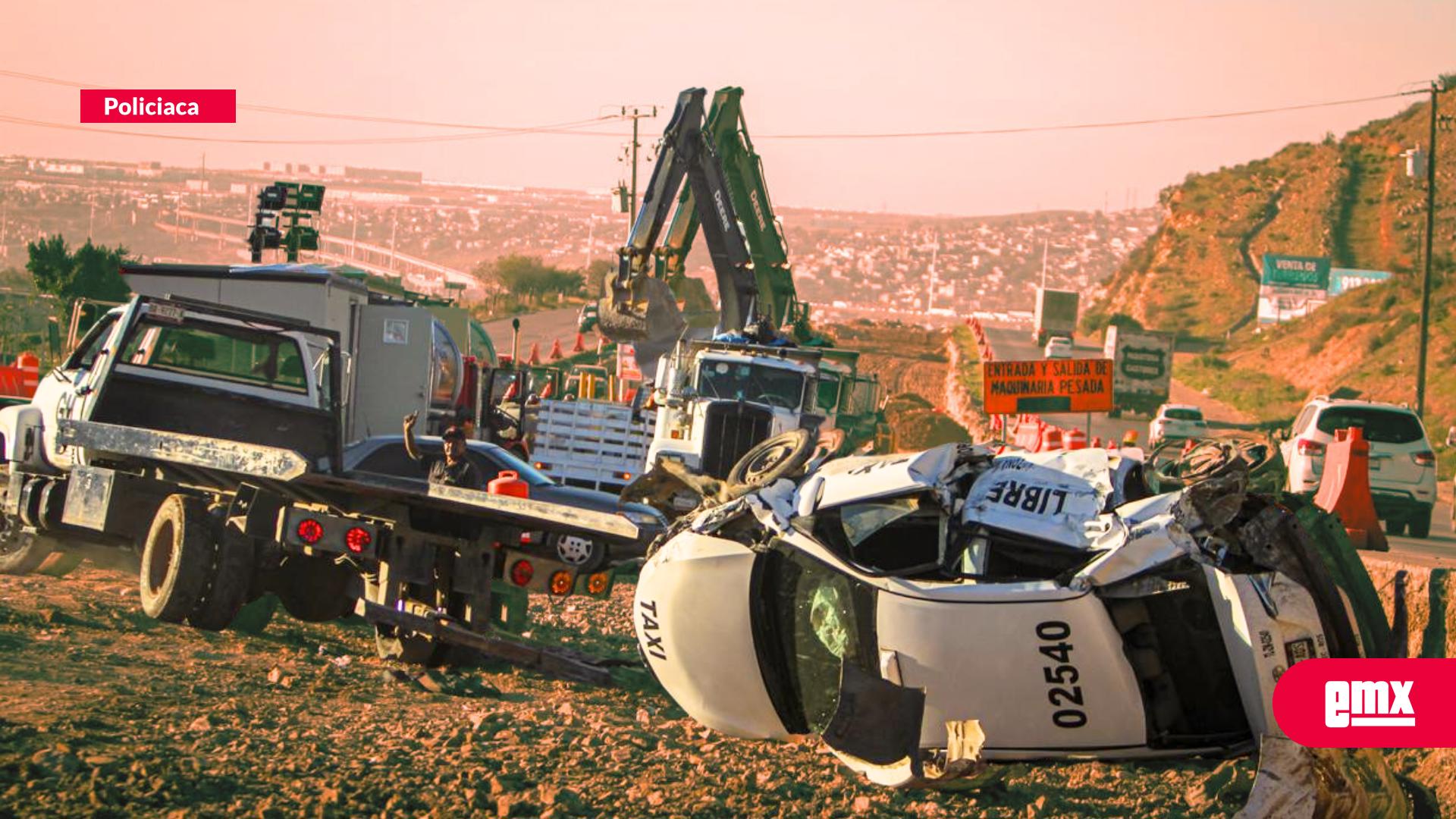 EMX-Aparatoso-accidente-deja-tres-vehículos-involucrados-en-el-bulevar-2000