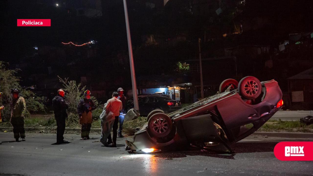 EMX-Volcadura-en-el-Libramiento-Sur;-conductor-resulta-ileso