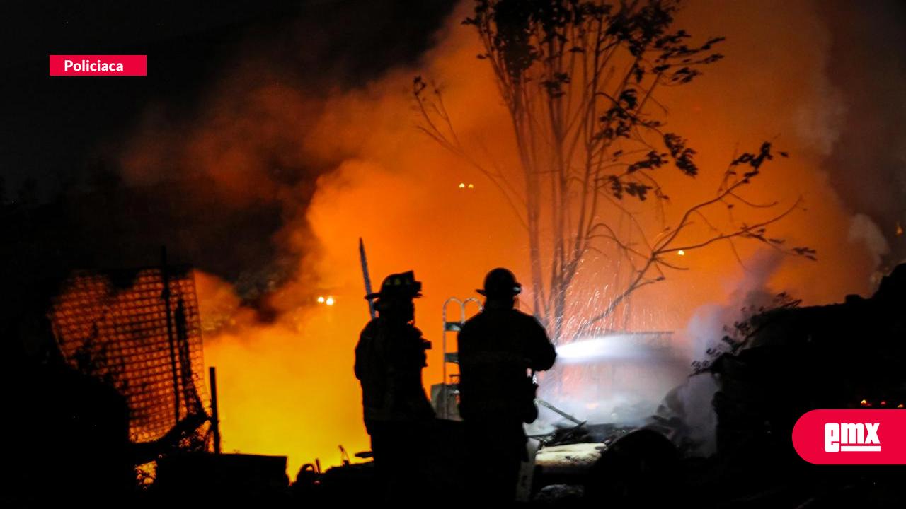 EMX-Incendio-consume-seis-viviendas-en-Granjas-Familiares-División-del-Norte