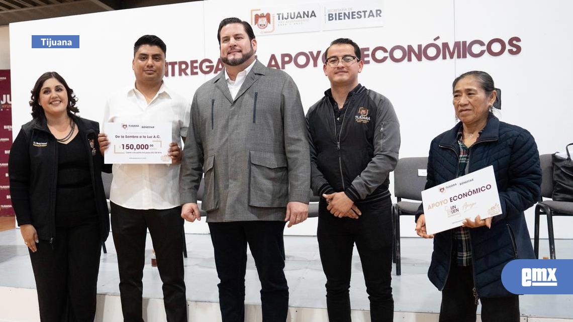 EMX-Ismael-Burgueño-entrega-apoyos-económicos-a-familias-y-asociaciones-civiles