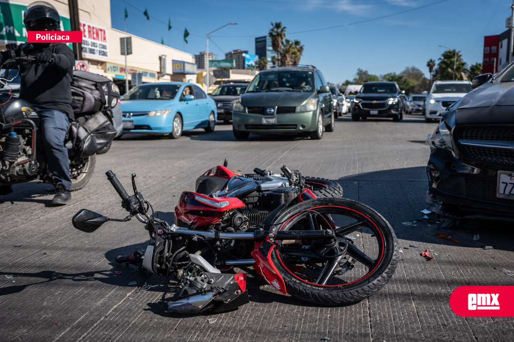 EMX-Choque-entre-motocicleta-y-vehículo-se-registra-en-la-Zona-Centro-de-Tijuana