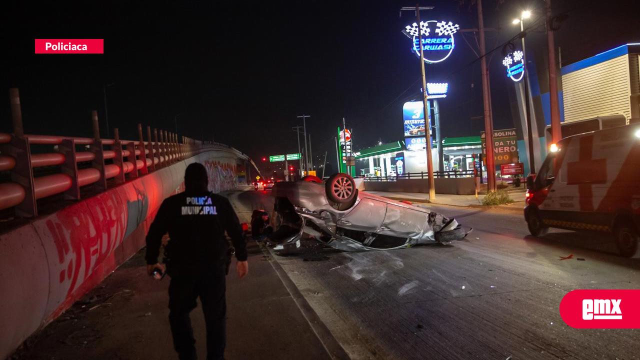 EMX-Volcadura-en-la-Vía-Rápida-Alamar;-cuatro-jóvenes-resultan-ilesos