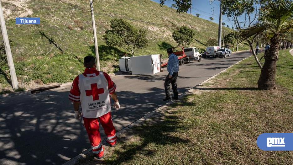 EMX-Vuelca-unidad-repartidora-en-el-Parque-Industrial-Pacífico,-conductor-resulta-ileso