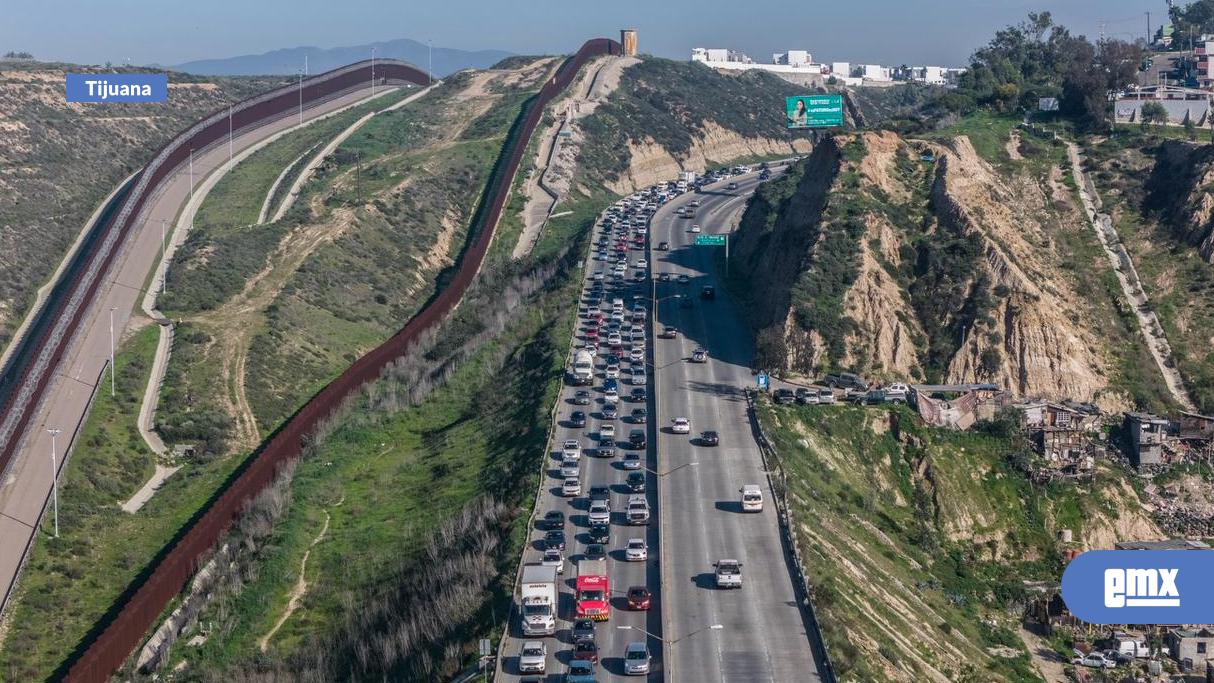 EMX-Choque-por-alcance-en-la-entrada-a-Playas-de-Tijuana-genera-tráfico-pesado